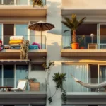 בעלי דירות בעיר מעדיפים להשכיר לתיירים לזמן קצר במקום לשוכרים לטווח ארוך, מה שמשפיע על שוק הדיור המקומי.