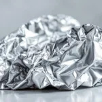 גלה את הסיבה המדעית מאחורי הצד המבריק והמט של נייר האלומיניום, הסבר פשוט שאינו מתייחס לכימיה או למטבח.