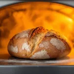 גלה איך להחיות לחם יבש בקלות עם טריק פשוט של מים ותנור, בלי להשתמש במחמצת או חמאה.