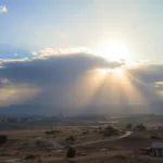 גלה מדוע השמש נעלמת לכמה שעות באמצע היום ואילו השפעות יש לכך על חייך היומיומיים ועל הסביבה.