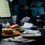 גלה מדוע אכילה ליד השולחן עלולה לפגוע בבריאות שלך ולהשפיע לרעה על הקריירה שלך, וכיצד לשפר את איכות החיים והעבודה.