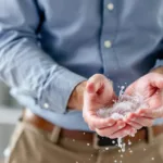 מומחה מסביר טיפים ושיטות לשמירה על היגיינה בריאה ביומיום לשיפור הבריאות והרווחה האישית.